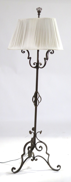 Golvlampa, smide, 1910-20-tal, 3 ljuspunkter, justerbar höjd, cirka 170 cm