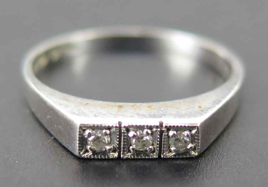 Okänd designer för Ceson, ring, 18 karat vitguld med 3 åttkantslipade diamanter om total 0,05 carat enligt gravyr, stämplad Göteborg, innerdiameter 11 mm, vikt 1,9 gram