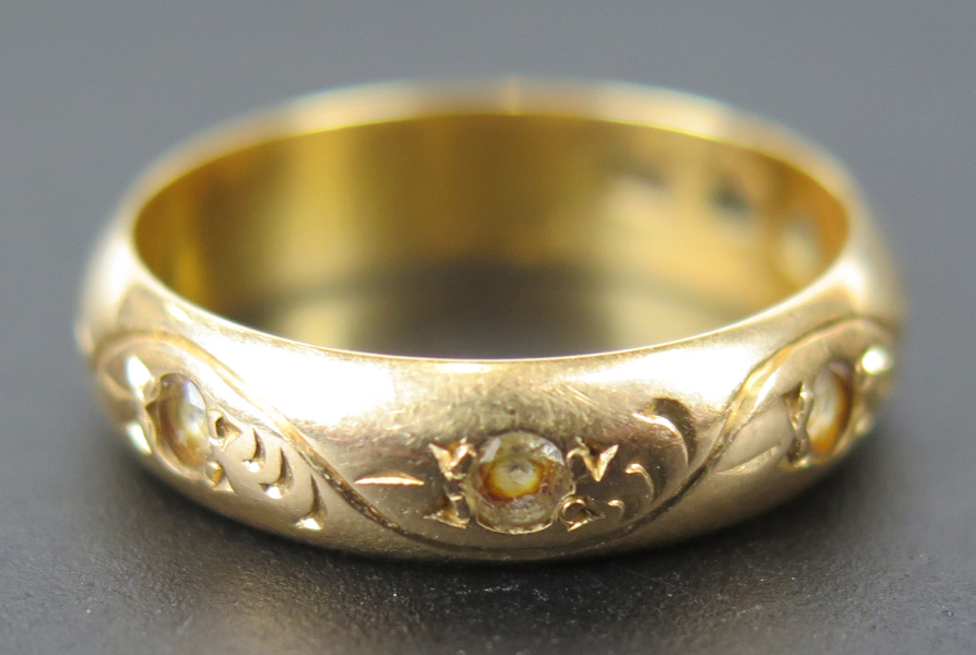 Ring, 18 karat rödguld med vita stenar, otydliga svenska stämpler, innerdiameter 17 mm, vikt 4,2 gram