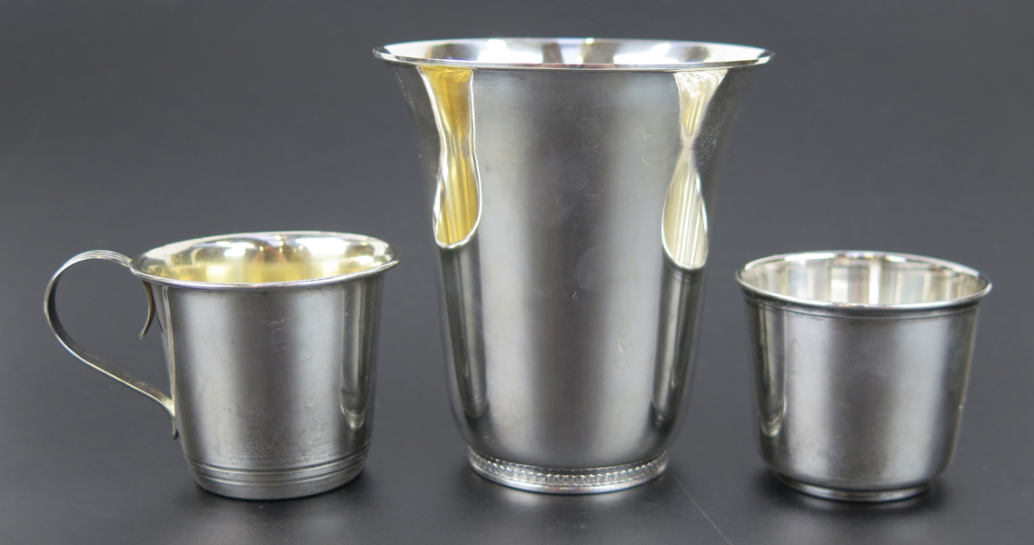 Bägare, 2 st samt mugg, silver, h 5 - 10 cm, total vikt 170 gram, minsta bägaren med gravyr