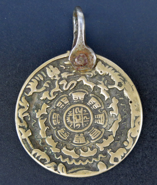 Amulett, brons och smide, så kallad Nine Palace Bagua Pendant, Tibet, Qing (?), dia 43 mm, bruksslitage