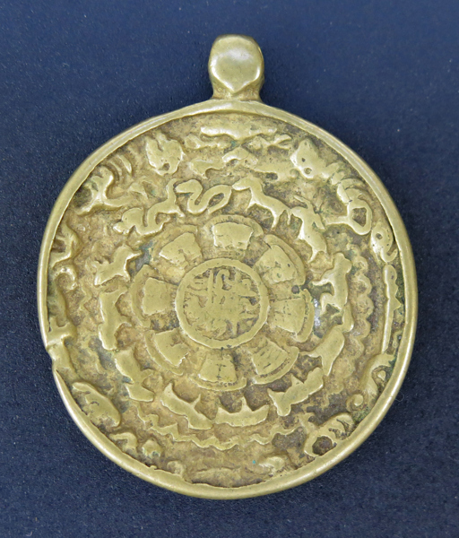 Amulett, brons, så kallad Nine Palace Bagua Pendant, Tibet, Qing (?), dia 43 mm, bruksslitage