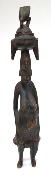 Figurin/fetisch, så kallad Maternity Figure, skuret trä, antagligen Senufo, Elfenbenskusten, 1900-tal, sittande kvinna med lös huvudprydnad, h 51 cm