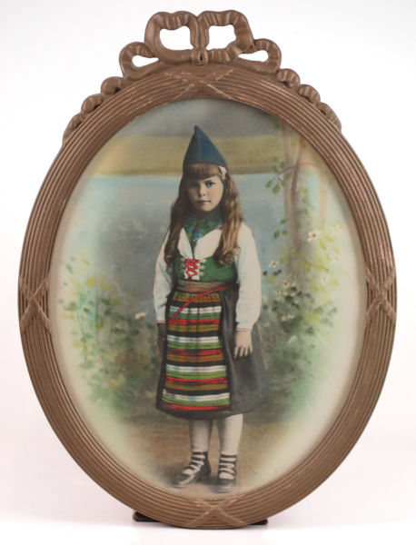 Bemålat fotografi, 1900-talets början, flicka i folkdräkt, i gråmålad ram, total h 51 cm