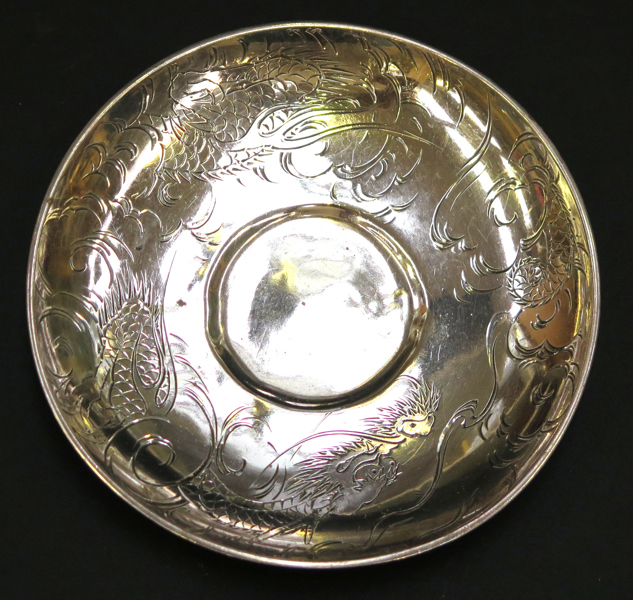 Fat, silver, Kina, 18-1900-tal, dekor av himmelsdrake, oidentifierad fyrakaraktärsstämpel, dia 11,5 cm, vikt 85 gram