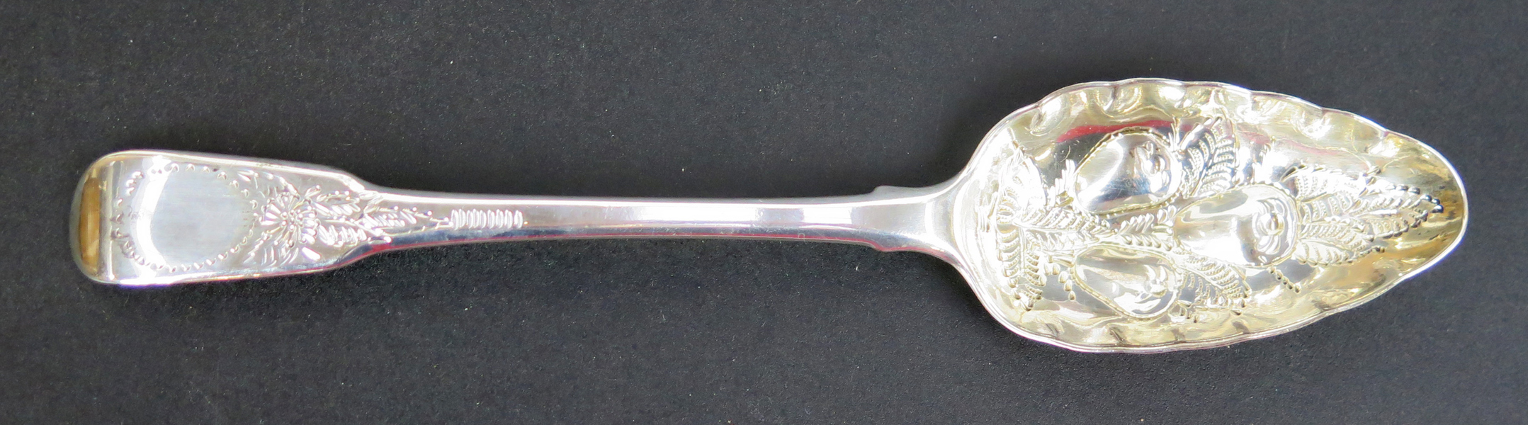 Sked, sterlingsilver, så kallad Berry-spoon, England George III, stämplad William Ealey & William Fearn London 1893, längd 23 cm, vikt 60 gram