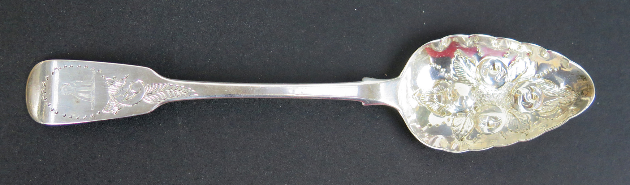 Sked, sterlingsilver, så kallad Berry-spoon, Irland George IV, stämplad Patrick Moore Dublin 1829, längd 23 cm, vikt 60 gram, oidentifierad adlig crest