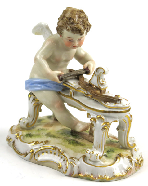Figurin, porslin, Meissen, 1800-tal, Cupido hyvlar på sin båge,_4479a_8d88bd6f29fb7ac_lg.jpeg