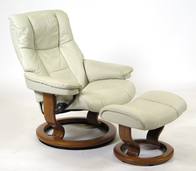 Fåtölj med fotpall, Ekornes Stressless, bonat trä med beige läderklädsel