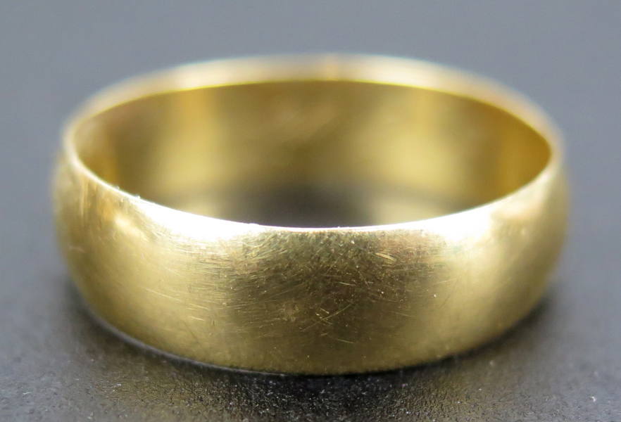 Ring, 18 karat rödguld, slät modell, stämplad EWM 1908, innerdiameter 19 mm, vikt 4,9 gram