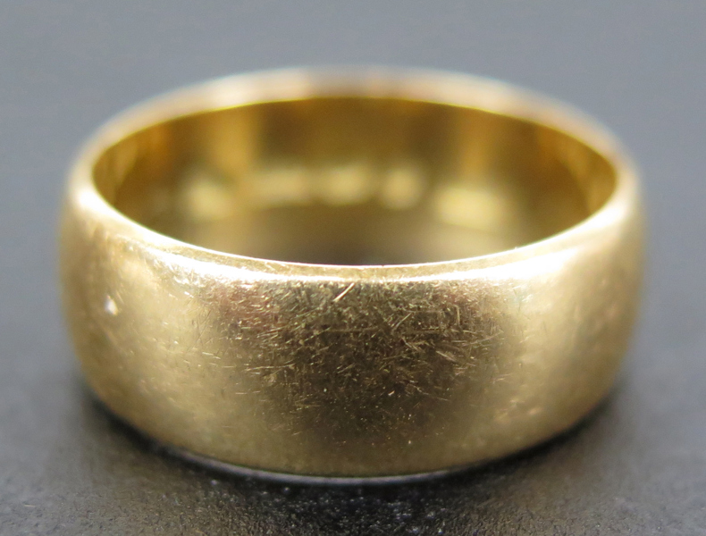 Ring, 18 karat rödguld, slät modell, otydliga svenska stämplar 1970, innerdiameter 17 mm, vikt 6,8 gram