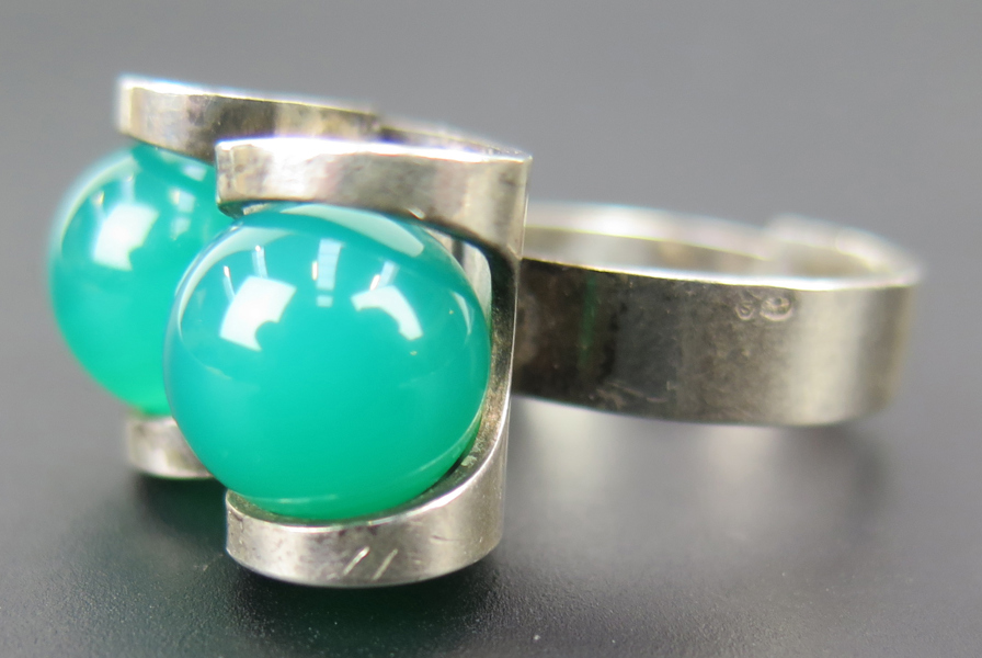 Kauppi, Elis för Kupittaan Kulta, Åbo, ring, sterlingsilver med 2 kulslipade chrysopraser, innerdiameter, 18 mm