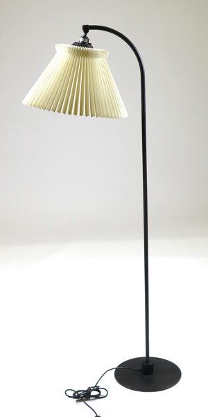 Agger, Flemming för Le Klint, golvlampa, svartlackerad metall, modell 369, design 1979, höjd 147 cm