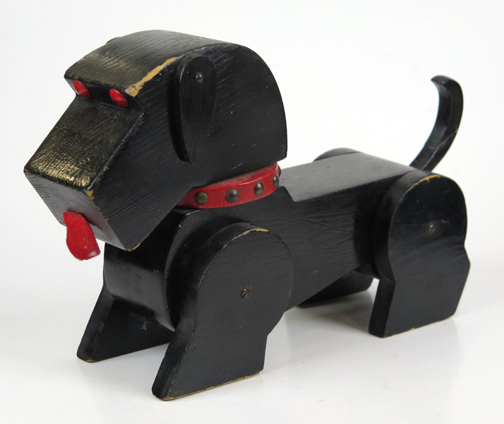 Okänd designer, 1950-60-tal, leksak/sparbössa, bemålat trä, i form av hund, längd 37 cm