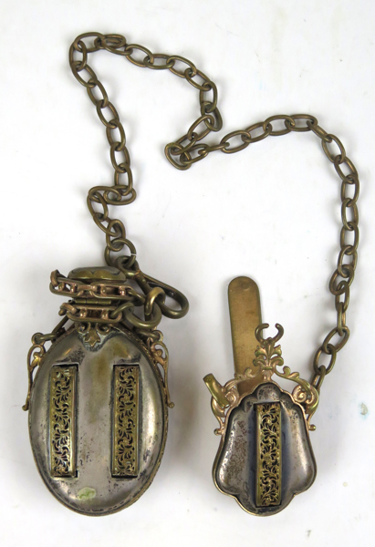 Chatelaine med bälteshake och parfymflacon, metall, sekelskiftet 1900, 