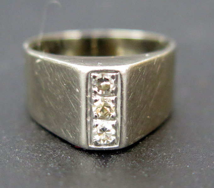 Ring, 18 karat vitguld med 3 åttkantslipade diamanter, stämplad Johan Petterssons eftr Stockholm 1962, innerdiameter 14 mm, vikt 3,2 gram