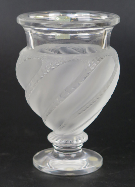 Lalique, René, efter honom, vas, delvis frostad kristall, "Ermenonville", signerad Lalique France, höjd 15 cm