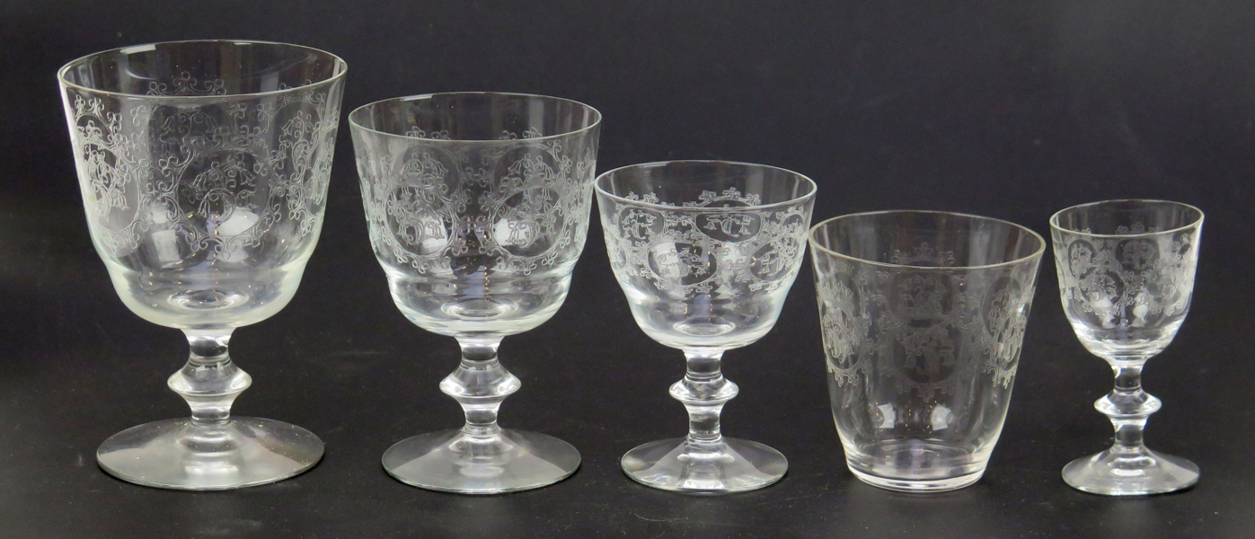 Strömberg, Gerda för Eda Glasbruk, glasservis, cirka 75 delar, "Eke", h 8 - 1,22 cm, formar och ritningar såldes vid konkursen 1933 till Kosta och fick då namnet Elon, modellen brukar tillskrivas 