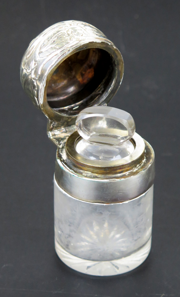 Bläckhorn, sterlingsilver och glas, England, reliefdekor av serafer, stämplad William Comyns London 1903, h 8 cm