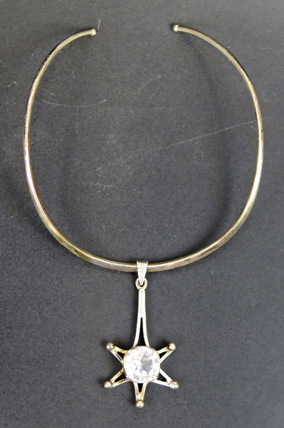 Halsband med hänge, sterlingsilver med facettslipad bergkristall, stämplad Konsthantverk & Finmekanik, S G Hellström Gnesta 1976, h 20 cm