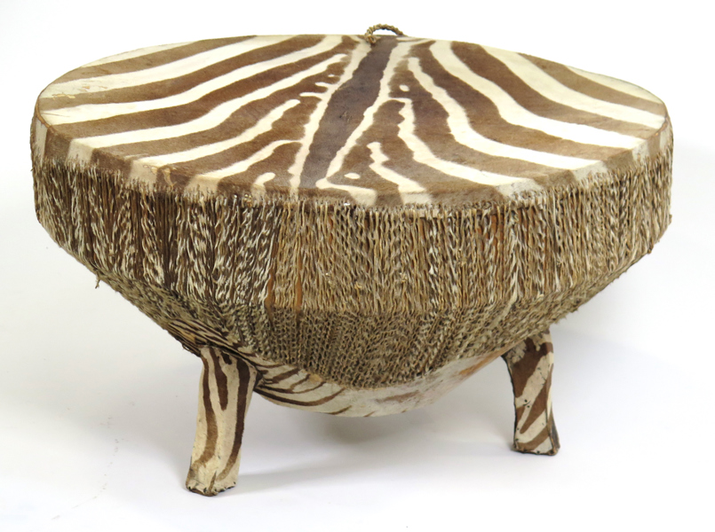 Trumma, skinn av zebra, Afrika, 1900-tal, diameter 85 cm