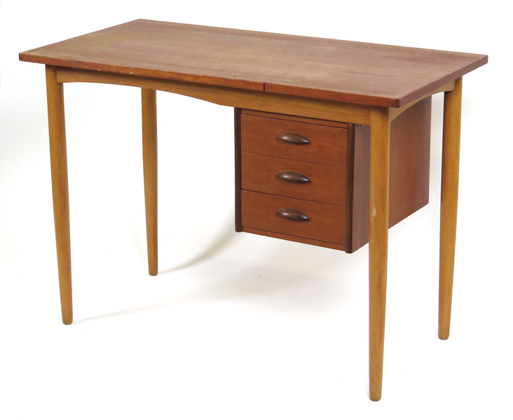 Okänd dansk (?) designer, 1950-60-tal, skrivbord, teak och ek, 3 lådor, b 105 cm, bruksslitage