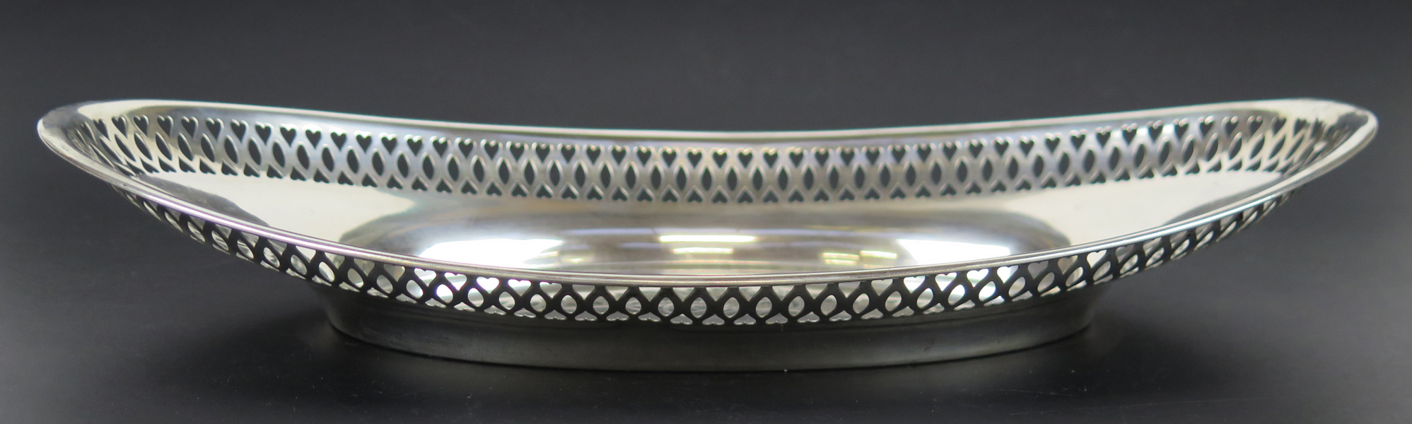 Brödfat, sterlingsilver, International Silver Co, Meriden Connecticut, 1900-talets början, genombrutet, l 30 cm, vikt 219 gram, monogram