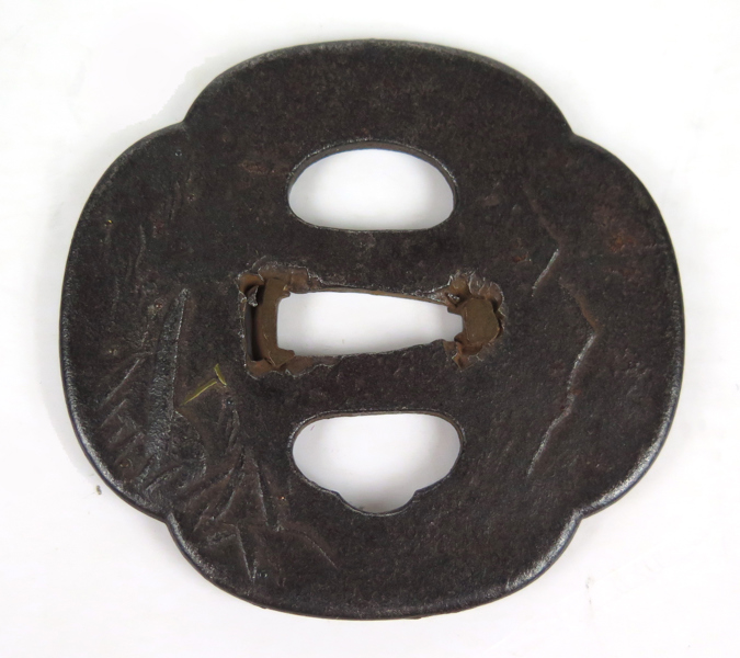 Tsuba, järn, Japan, antagligen 16-1700-tal, dekor av berg, vass mm, l 7 cm