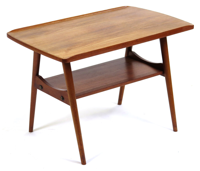 Okänd dansk (?) designer, 1950-60-tal, lampbord med tidningshylla, teak, längd 65 cm, smärre fanérdefekter