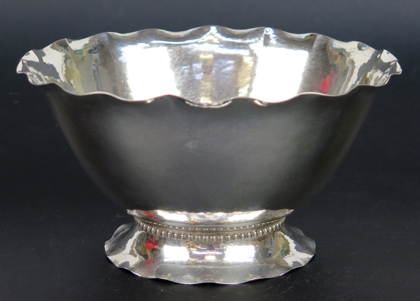 Skål, silver, kulhamrad, stämplad CG Hallberg Stockholm 1923, diameter 20 cm, vikt 280 gram