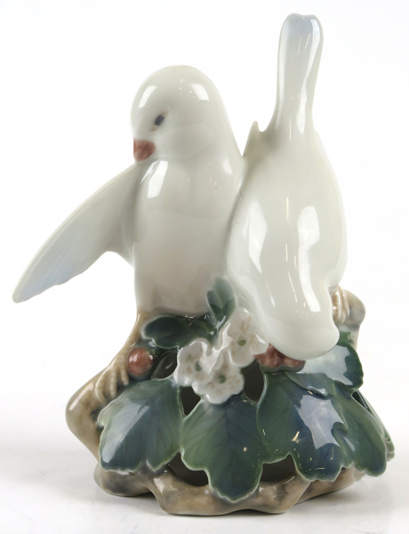 Madsen, Theodor för Royal Copenhagen, figurin, porslin, duvor på lövbur - 'Lovebirds', _4633a_8d88fd150b1f0dc_lg.jpeg