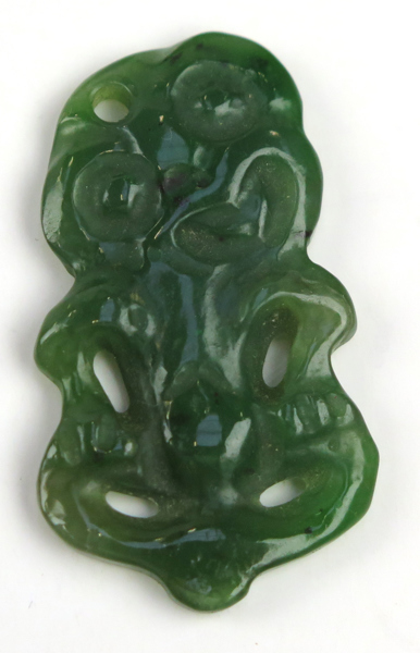 Amulett, skuren jade, så kallad Hei Tiki, Maori, Nya Zeeland, 1900-tal, längd 46 mm