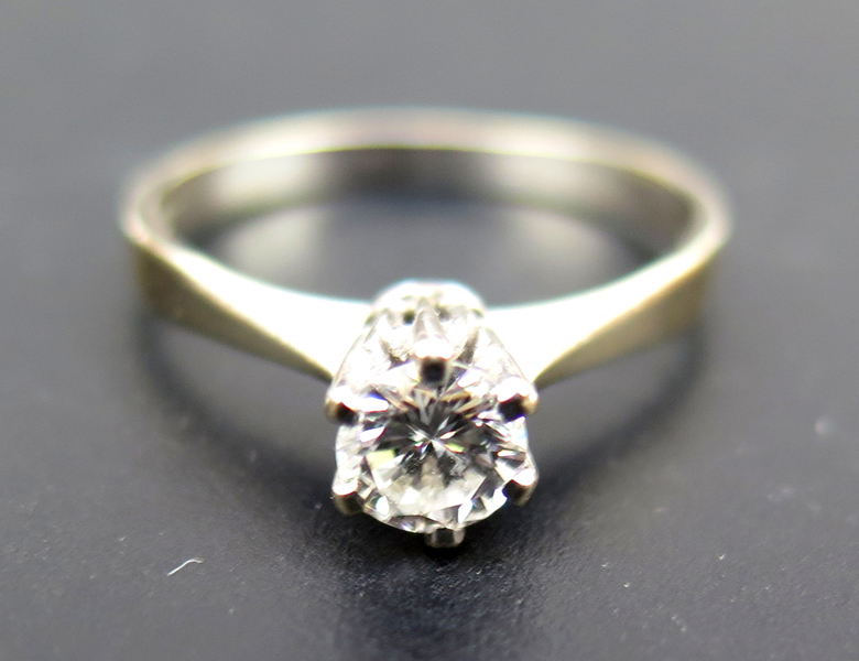 Ring, 18 karat vitguld med 1 briljantslipad diamant om 0,38 carat enligt gravyr, otydliga svenska stämplar, innerdiameter 16 mm, vikt 2,2 gram