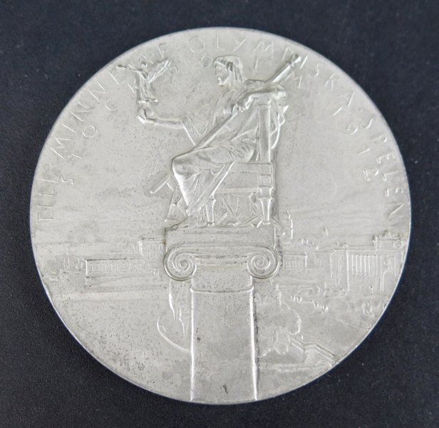 Medalj, vitmetall, deltagar/arrangörsmedalj Olympiska Spelen Stockholm 1912, gravör Erik Lindberg, slagen hos Vaughtons Birmingham, dia 5 cm