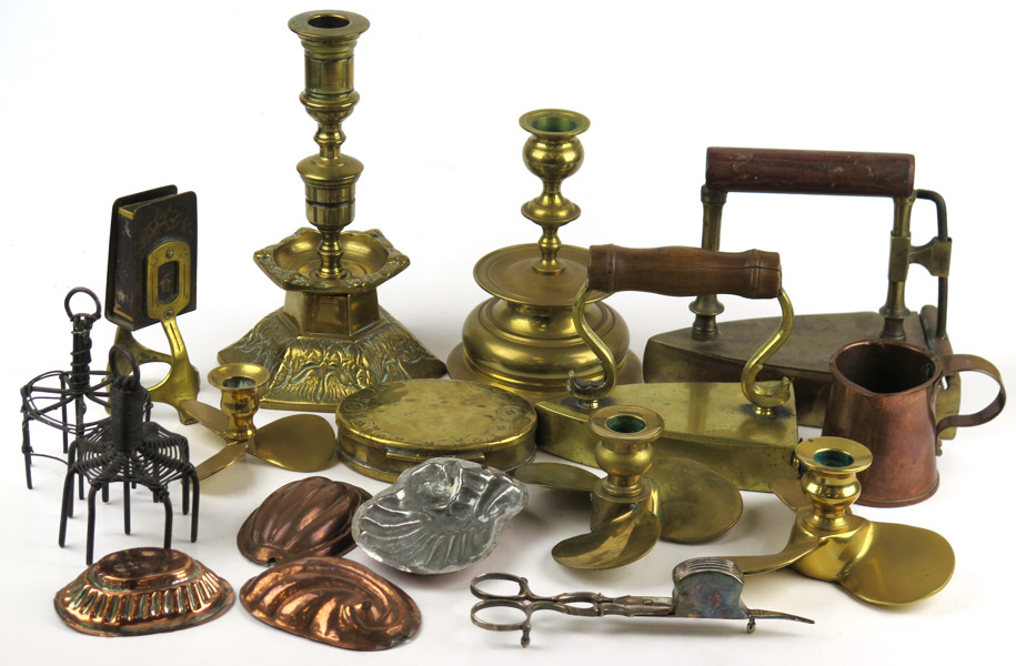Parti metall, 18-1900-tal, strykjärn, ljusstakar mm