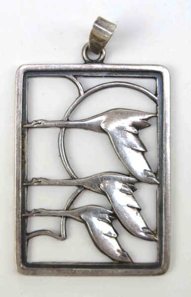 Okänd designer för Garann & Laglye, Köpenhamn, hänge, silver, 1900-talets mitt, dekor av svanar, stämplad, total h 6 cm