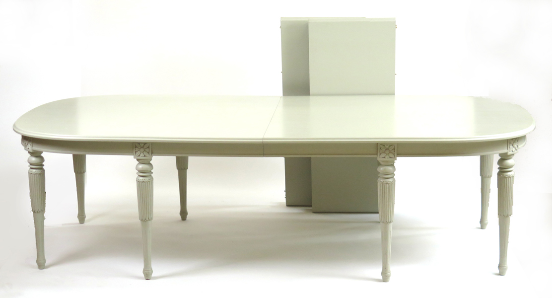 Matbord med 2 iläggsskivor, grålackerat trä, gustaviansk stil, 1900-talets 2 hälft, totalt 374 x 121 cm