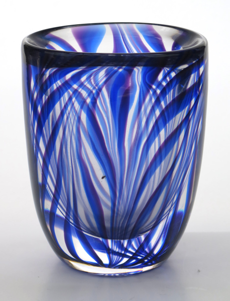 Persson, Sigurd för Kosta, vas, glas, dekor i rött och blått underfång, signerad och numrerad 47612, h 17 cm