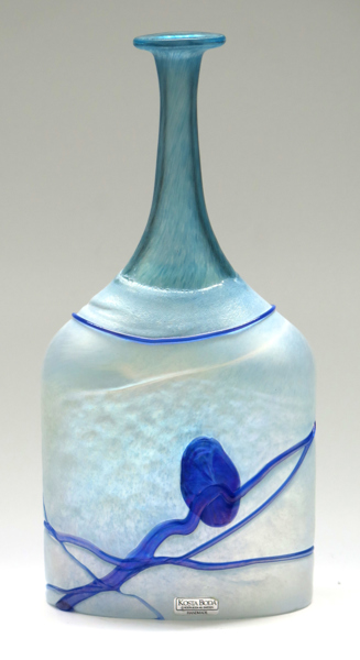 Vallien, Bertil för Kosta Boda Artist Collection, vas/flaska, glas, "Galaxy Blue", design 1982, dekor av invälsade trådar och fält, signerad, h 27 cm