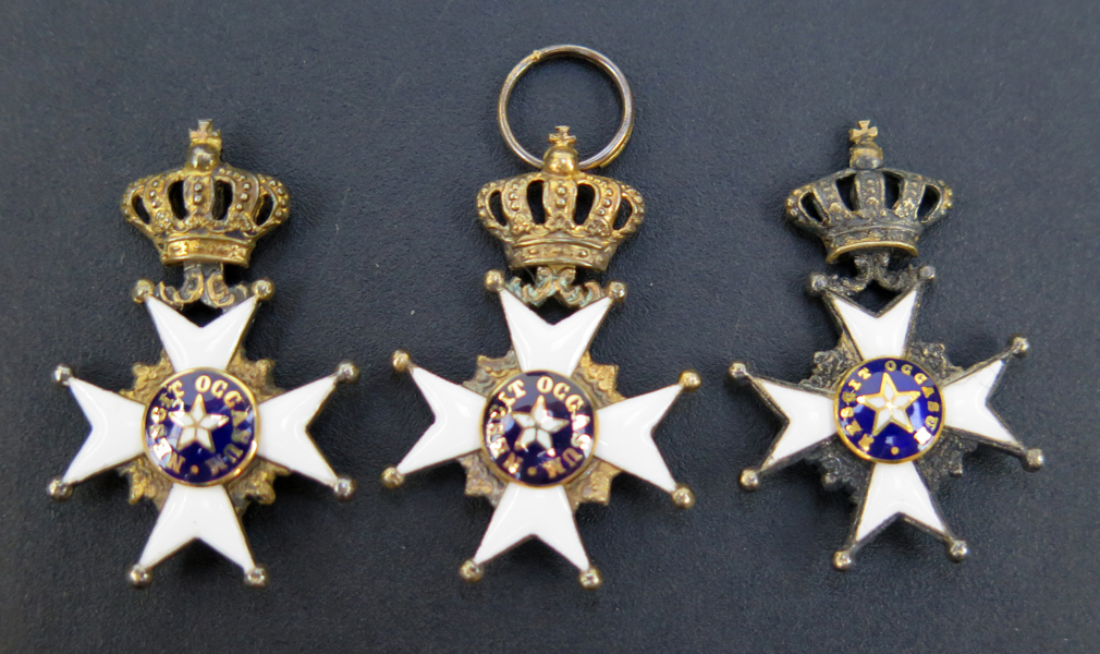 Ordenstecken, 3 st, silver (och guld?), miniatyrer för Riddare av Kungliga Nordstjärneorden (RNO), h 2,5 cm