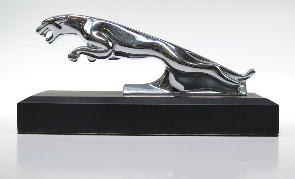 Skulptur/brevpress, krom på svart träsockel, miniatyr av Jaguars kylarprydnad, l 13,5 cm