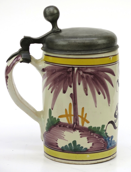 Krus, fajans med tennlock, Hannoversch Münden, 1800-talets början, dekor av text, FRIDE UND EINDRACHT MM, oidentifierad tennstämpel, höjd 22 cm, spricka