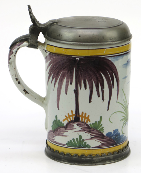 Krus, fajans med tennlock och fot, Hannoversch Münden, 1800-talets början, dekor av häst mm, höjd 21 cm, spricka