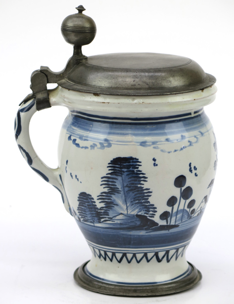 Stop, fajans med tennlock och fot, möjligen Delf, 1800-talets första hälft, dekor av stad mm i koboltblått, höjd 24 cm