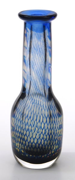 Palmqvist, Sven för Orrefors, vas, glas, Kraka, dekor av fisknätsmönster i blått, signerad och numrerad 526 (1972), h 24 cm
