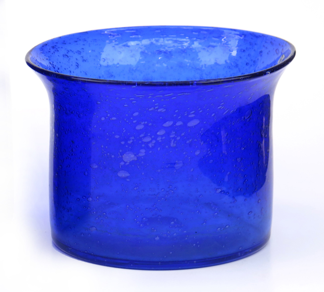 Höglund, Erik för Boda, skål, blå glasmassa, dekor av luftbubblor, signerad och etikettmärkt, h 15 cm