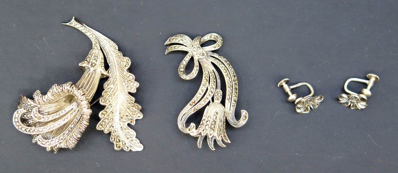 Broscher, 2 st samt örhängen, 1 par, silver med facettslipade markasiter, dekor av blommor, total vikt 40 gram