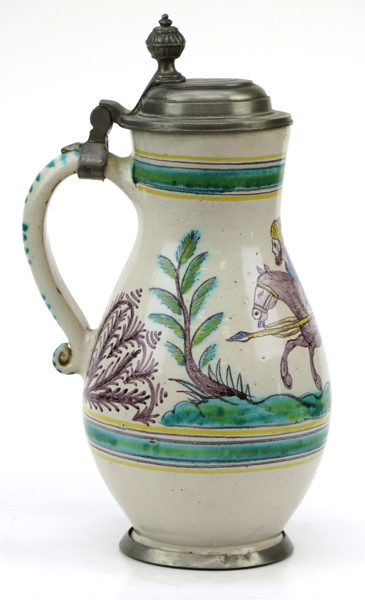 Krus, fajans med tennlock och stop, Tyskland, 1800-talets början, dekor av ryttare mm i starkeldsfärger, höjd 28 cm