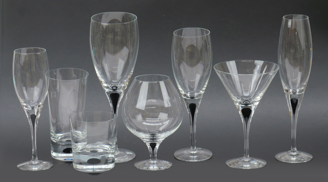 Lagerbielke, Erika för Orrefors, glasservis, 77 delar, "Intermezzo svart", design 1985, 9 rödvin-, 12 vitvin-, 3 likör-, 11 grogg-, 11 martini-, 10 cognacs-, 11 champagne-, 11 whiskyglas,