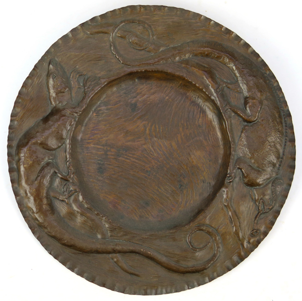 Okänd designer för C Olsson & Co, Göteborg, väggfat, brons, jugend, sekelskiftet 1900, dekor av kamelont och leguan, dia 24 cm